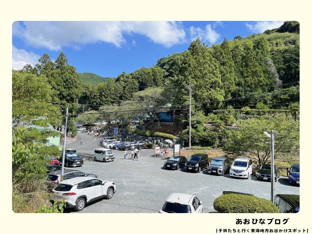竜ヶ岩洞の朝から混雑する駐車場